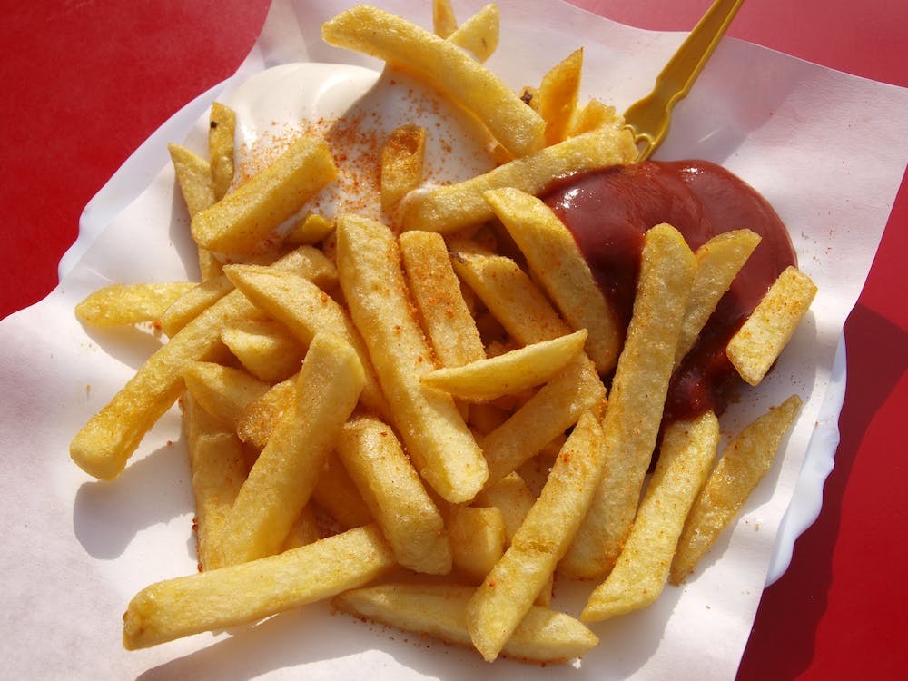 friet met ketchup